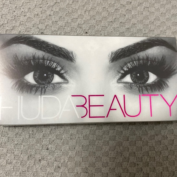 Huda beauty lashes - Picture 2 of 2